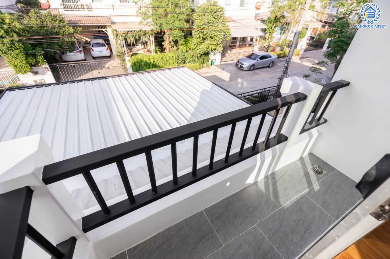 บ้านมือสองตกแต่งใหม่ ม.มัณฑนา ปิ่นเกล้า-พระราม5 แบรนด์ LH บรรยากาศเงียบเป็นส่วนตัว บนเนื้อที่ 59.4 ตร.ว. ฟังก์ชัน 4 ห้องนอน 3 ห้องน้ำ 2 ที่จอดรถ Facilities ครบครัน! บนทำเลเดินทางสะดวก หน้าโครงการติดถนนนครอินทร์ ใกล้วงเวียนพระราม5 และจุดขึ้นทางด่วน "ศรีรัช"